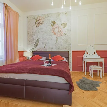 Colorful Wenceslas Square Apartment Prague Exterior photo